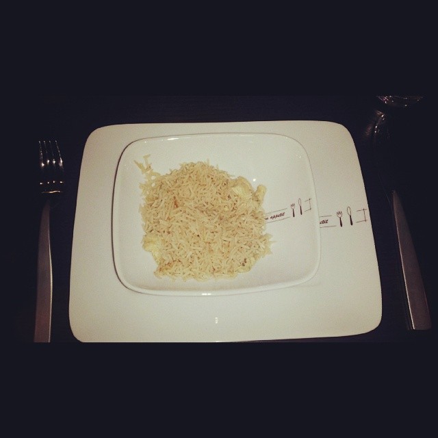 Pollo al curry verde aromatizado con jengibre y mezcal con arroz infusionado en té verde y mezcal y habanero