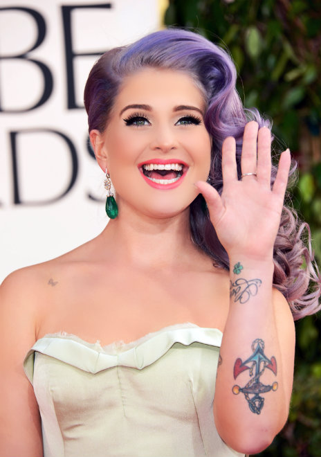 kelly-osbourne-purple-hair-waving-golden-globes
